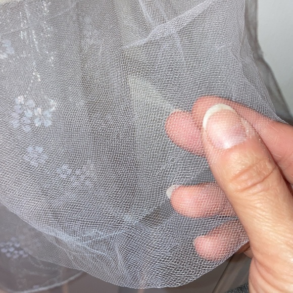 White flower girl dress with petals size small (5-6) slight tear in tule - Picture 7 of 12